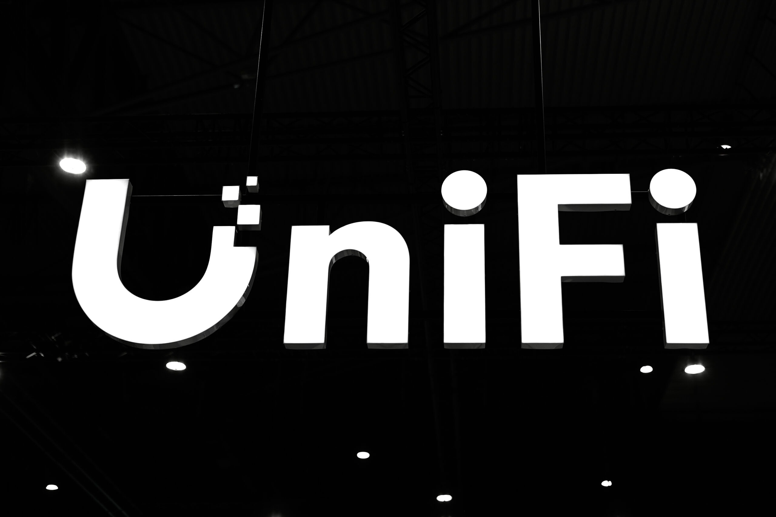 יוביקוטי תיקנה 21 פגיעויות קריטיות במוצרי UniFi, שלוש מהן בדירוג חומרה מרבי