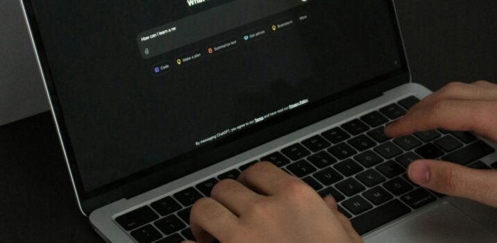 תחקיר חושף: עובדי קבלן של OpenAI נחשפים לפרומפטים רגישים של משתמשי ChatGPT