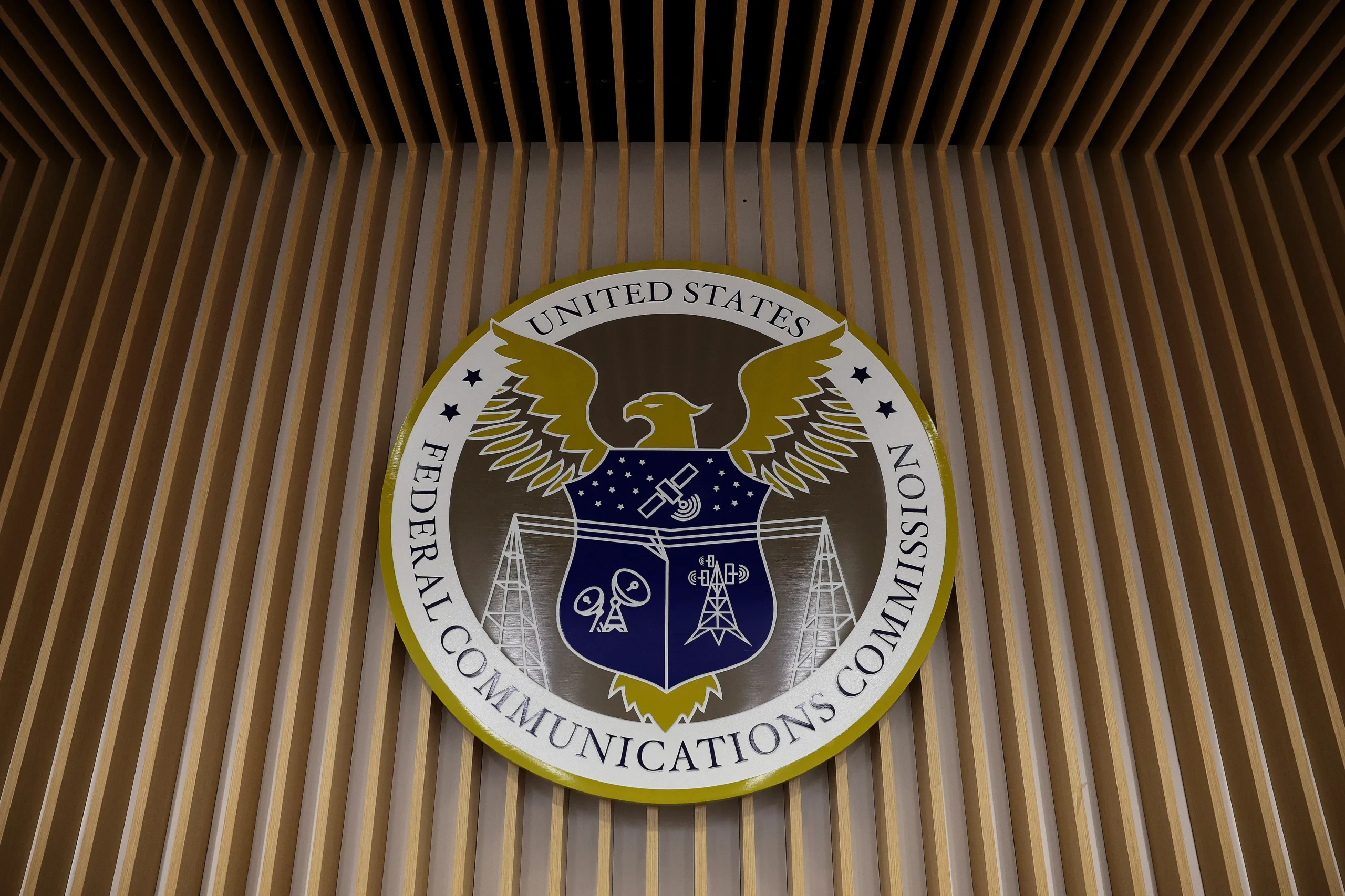 תמונת תקציר לחדשת סייבר: ה-FCC חסמה 14 ספקיות תקשורת ומקדמת מדד דירוג לאומי להגנה מפני שיחות רובוט