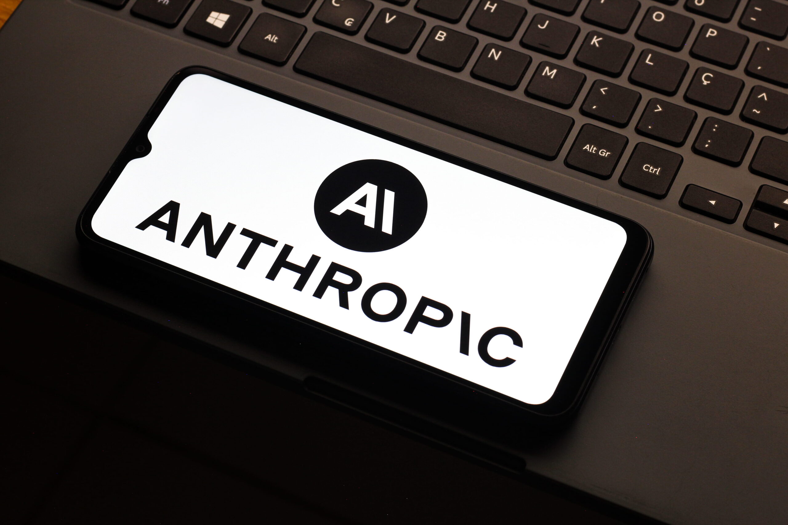 דו"ח של Anthropic: בינה מלאכותית מאפשרת לתוקפים דלי-כישורים לבצע פעולות ברמה מדינתית